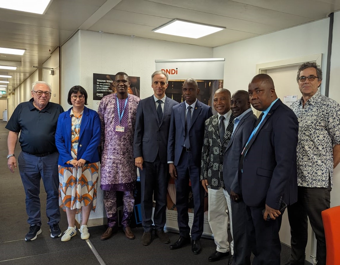 DrLuisPizarro's tweet photo. Très heureux d'avoir accueilli des représentants du Ministère de la Santé de Guinée jeudi dernier lors de la #WHA77, pour discuter de l'importance de mettre les besoins des patients négligés au coeur des politiques de santé. Merci, @Droumarbah! https://t.co/Gz4gf8zZga