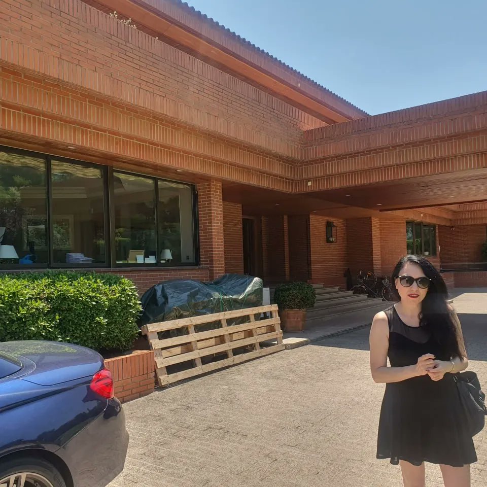 Elena <a href="/elenac/">Elena Cabrera 🍉</a> ha cumplido el que puede ser un sueño fetiche de cualquier depechero: estar en la casa en la que se grabó SOFAD. Pero es que además lo hace para el rodaje de un videoclip de <a href="/Dardem/">Dardem</a> titulado Canción de fe y devoción: eldiario.es/cultura/musica…