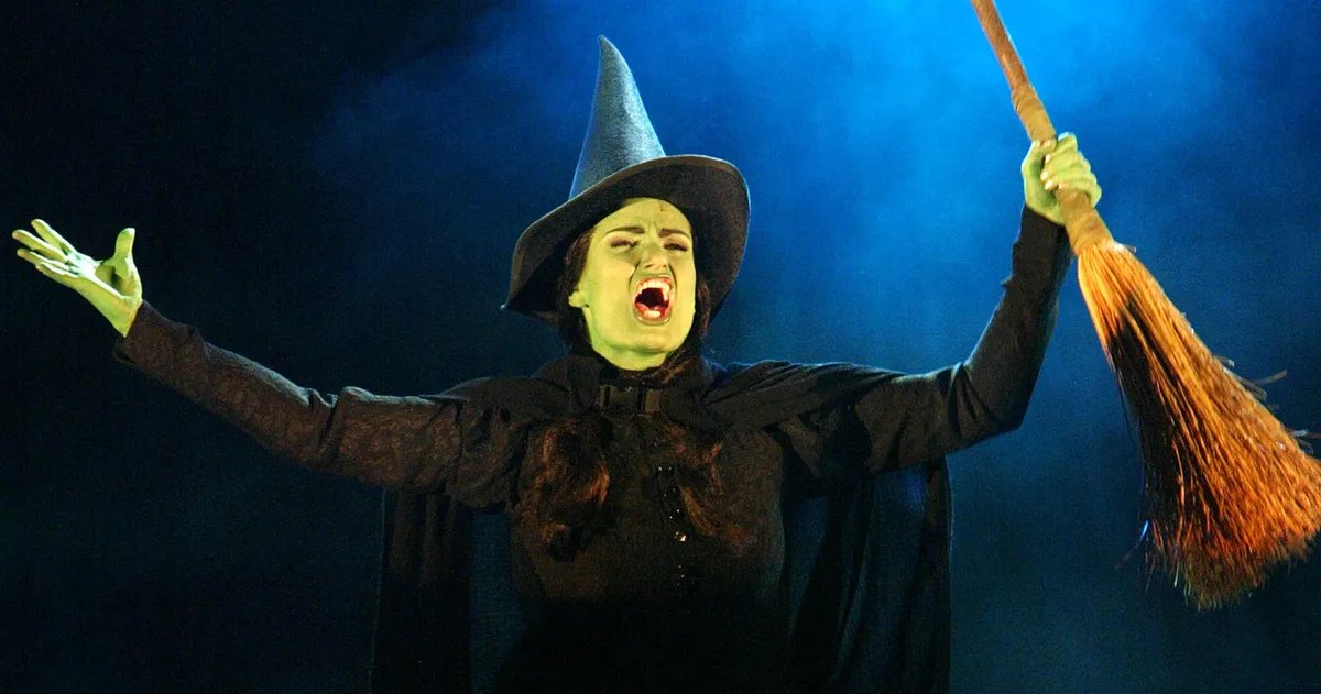 BwayMeme's tweet photo. O Spotify classificou "Defying Gravity" como a musica de musical mais tocada no serviço de Streaming.
Só esse ano a musica foi tocada 18 Milhões de vezes!

Desses 18 milhões, quantos você deu play?