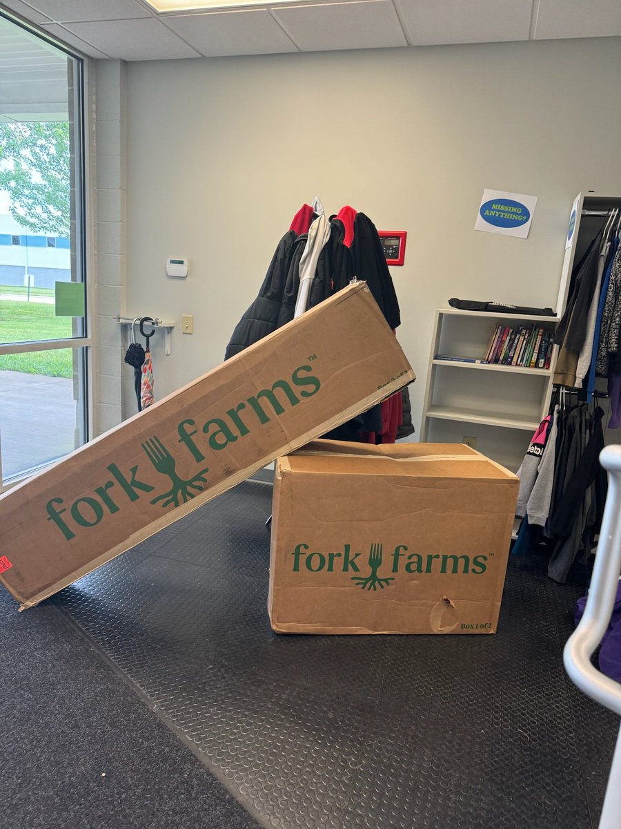 JHunterScience's tweet image. So excited. The Flex Farm came today!! Thank you OSLN/OREP and Battelle for the grant opportunity to be able to purchase this grow tower!!!!! #ourbmsa #oaiss #OSLN