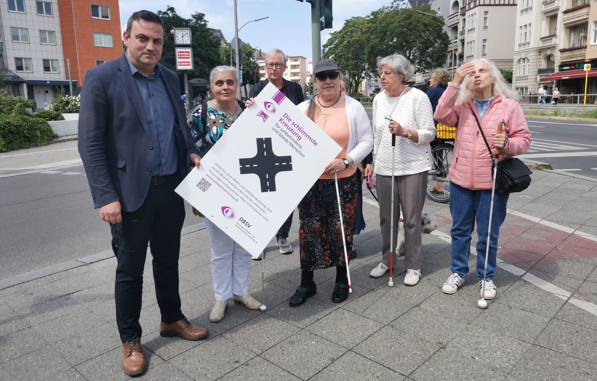 Zum heutigen #Sehbehindertentag überreicht <a href="/ABSV_Berlin/">ABSV e. V.</a> Bezirksstadtrat <a href="/urban_aykal/">Urban Aykal</a> eine Urkunde für die #SchlimmsteKreuzung in Berlin:
Irritierende Geometrie, fehlende Blindenampeln, kreuzende Radwege.
Mehr Infos: 
absv.de/presse/pressem…