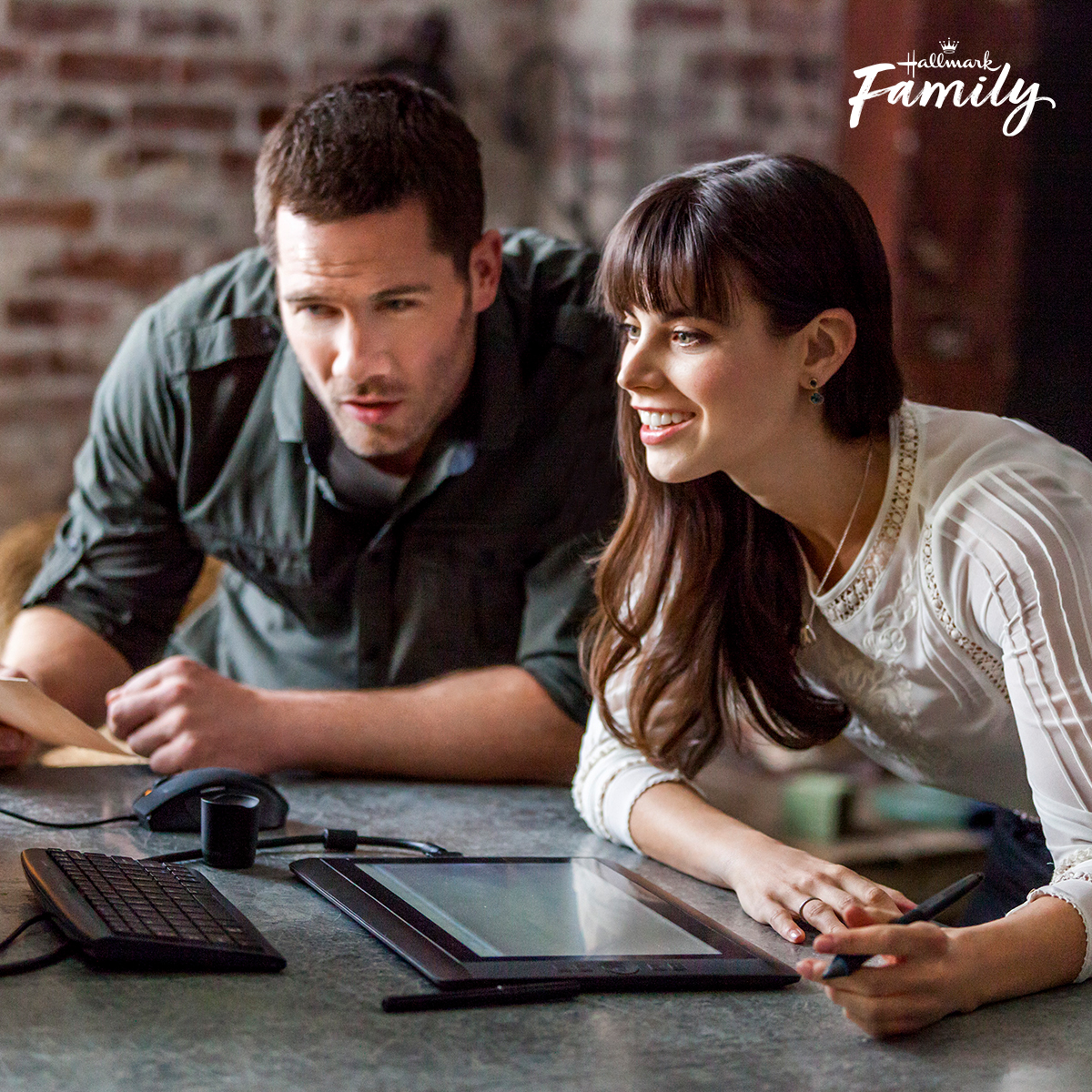 Hallmark_Family's tweet photo. An old photo album points the way to true love in #TheMemoryBook starring #MeghanOry and #LukeMacfarlane airing tonight at 9/8c! #Chessies https://t.co/MWDpXwKxdS