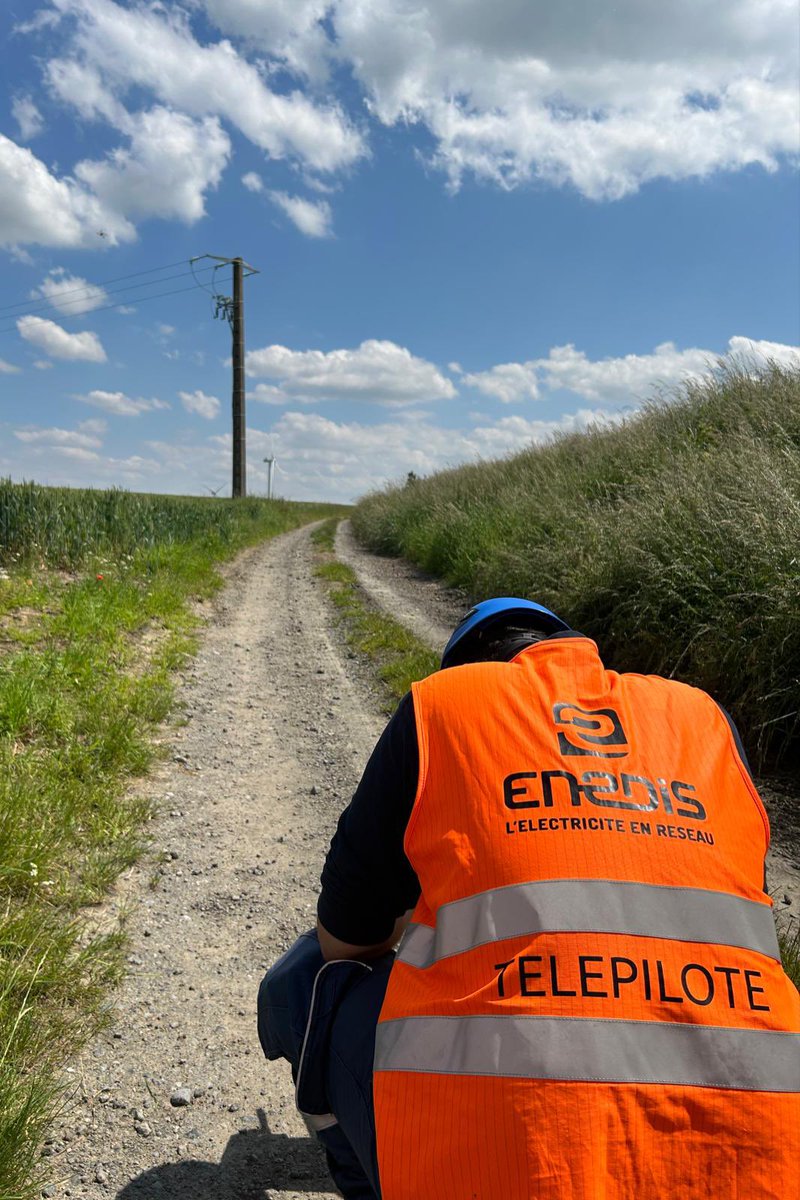 À #Solesmes, le Président du <a href="/sidec59/">Sidec-Cambresis</a> &amp; le maire suivent 1 des 18 #télépilotes <a href="/enedis/">Enedis</a> de #drone qui inspecte une ligne⚡️20000V : Très utile pr planifier les 🚧 de #maintenance du #réseau, renforcer la résistance des #ouvrages &amp; garantir une alimentation🔌de qualité. #territoire