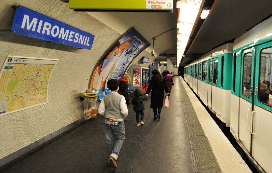 20minutesparis's tweet image. Paris : « L’alcool ruisselle sur les murs du métro parisien »… Plainte contre la RATP pour des pubs près des écoles dlvr.it/T7wPSn