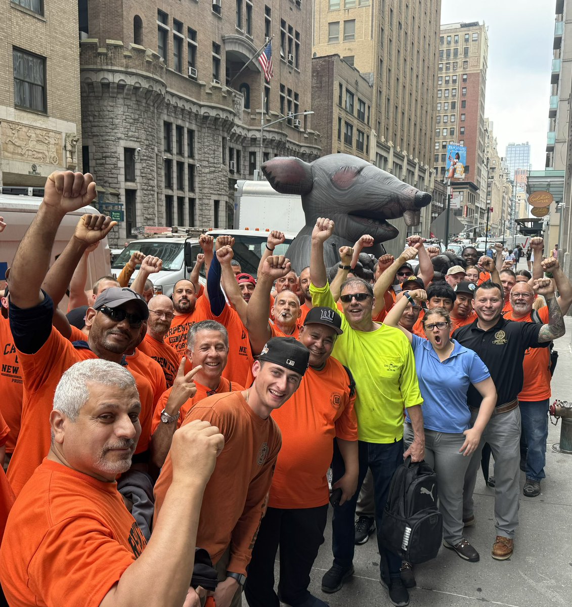 CarpentersNyc's tweet photo. As seen today at 127 30th Street this morning in Manhattan: Scabby is proud to have his union card! #unitedwestand against companies who try to screw the middle class!#unionstrong💪🏽😷 https://t.co/TiyiLizm3j