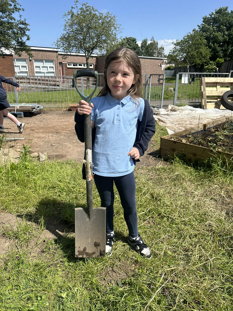 mrssmith_scps's tweet photo. We enjoyed helping out in the garden this week and having a look at the strawberries that are starting to grow 🍓 🌱 @stcatherinespsy @MorganS_HWB https://t.co/pKPMUT7ziL