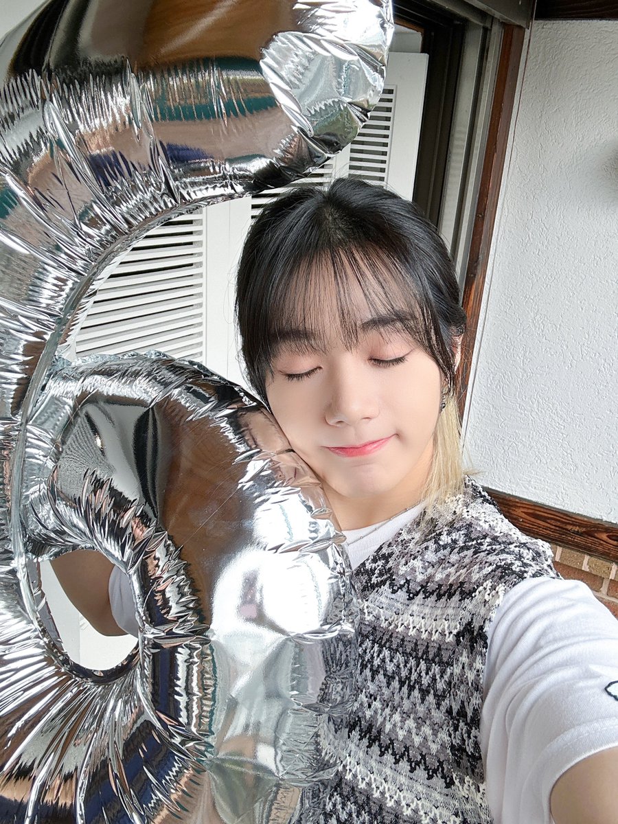 TRENDZ_OFFCL's tweet photo. 𝐁𝐢𝐫𝐭𝐡𝐝𝐚𝐲 𝐁𝐨𝐲
𝐧𝐨.𝟔𝟎𝟕
𝐓𝐑𝐄𝐍𝐃𝐙
𝐇𝐀𝐕𝐈𝐓 

#TRENDZ #트렌드지 #하빛 #HAVIT https://t.co/LKLOCw5mwF