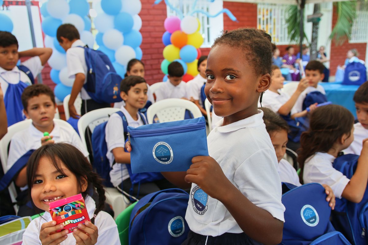 FIMLM's tweet photo. #MiNuevaFamilia | 🚀 En la Institución Educativa Rural del resguardo indígena La Gabriela, en Neiva • Huila, entregamos a los estudiantes su dotación anual de kits escolares y uniformes de uso diario y deportivo. 🎒👟

⭐ Conoce más: https://t.co/YmqGoAVI0C 
#AyudanosaEducar https://t.co/Pz5eBqOlfV