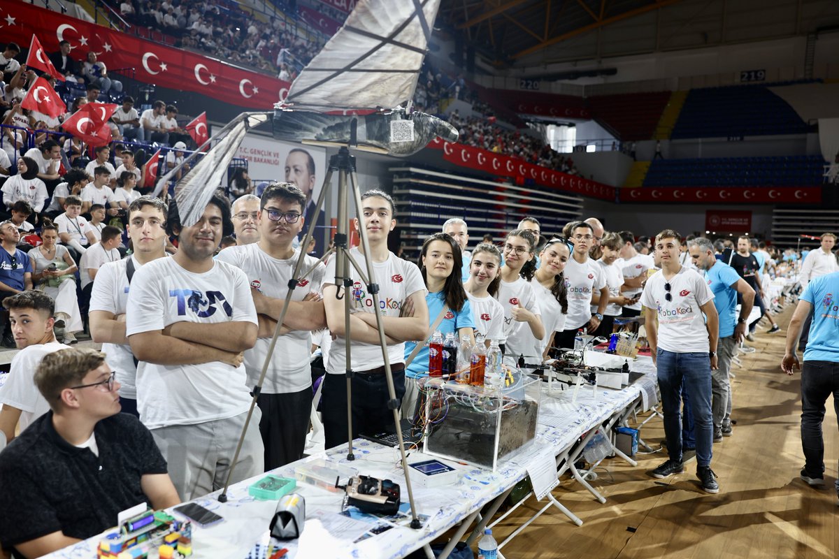 🎉 Robokod İzmir Bilişim ve Kodlama Şenliği 🎉

Katılımcı evlatlarımızın enerji ve yaratıcılığıyla hem gençler hem de bizler için unutulmaz anlara tanık olup, bu harika etkinlik sayesinde, geleceğin teknoloji liderlerinin yeteneklerini sergilemeleri ve yeni beceriler kazanmaları