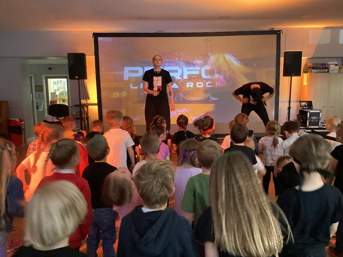 HorwichParishCE's tweet image. Reception and 1H have enjoyed their @RockKidzUK experience this afternoon 🤘🎸 #hpy1 #hpyr