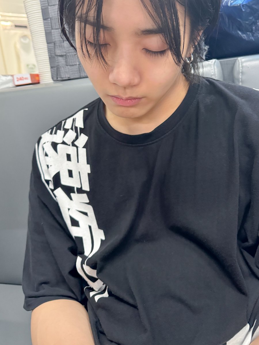 TRENDZ_OFFCL's tweet photo. [#윤우]

빛이형 생일축하해🥳🎉🎂🎊🎁🎈 오늘도 내가 일등일걸?ㅎㅎ 사진은 정말 배려심있게 골랐어ㅎㅎ 오늘 하루 바쁜 와중에도 야무지게 보내보자🐺🐰

#FROM_TRENDZ #TO_FRIENDZ #TRENDZ #트렌드지 https://t.co/Q5pWE33cFn
