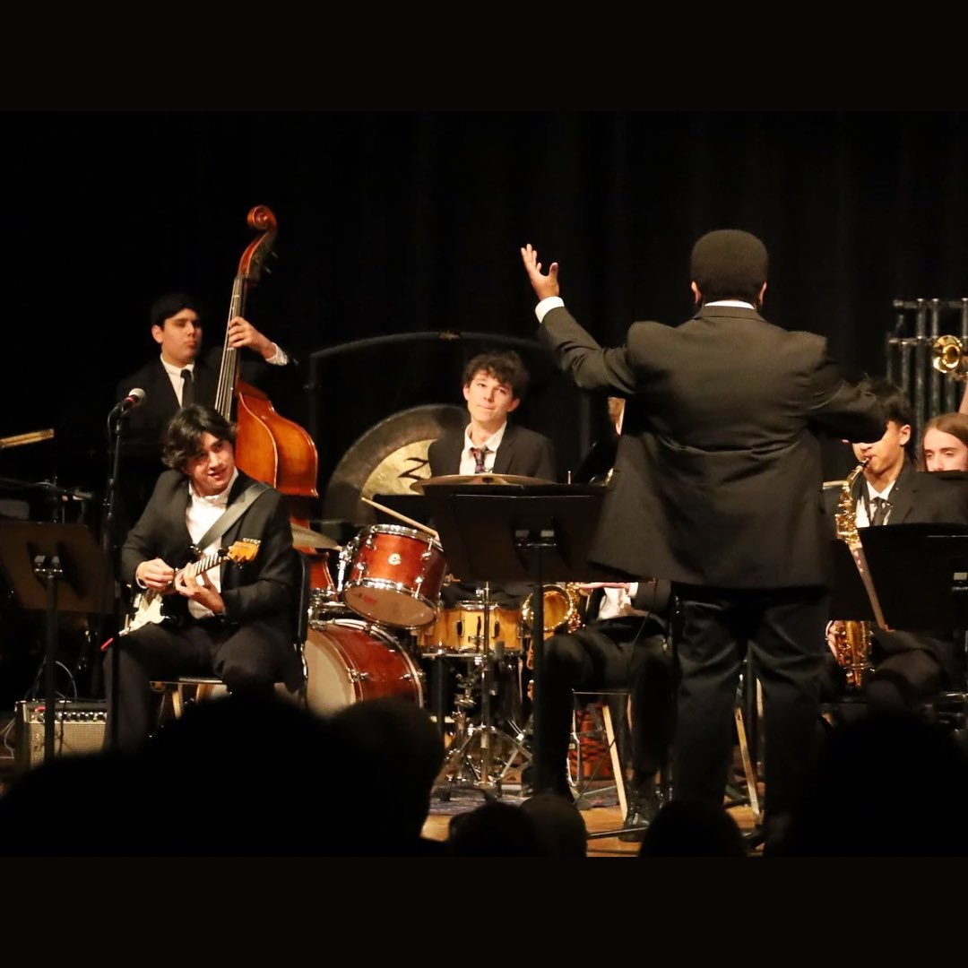 The Tapples (@thetapples) on Twitter photo Congrats to the 2024-2025 Jazz Ensemble! It's going to be another exciting year with <a href="/SpencerParrish/">Spencer Parrish</a> 🎶
📷 Doug Hyde Photographer and Lev Bass Congrats to the 2024-2025 Jazz Ensemble! It's going to be another exciting year with <a href="/SpencerParrish/">Spencer Parrish</a> 🎶
📷 Doug Hyde Photographer and Lev Bass