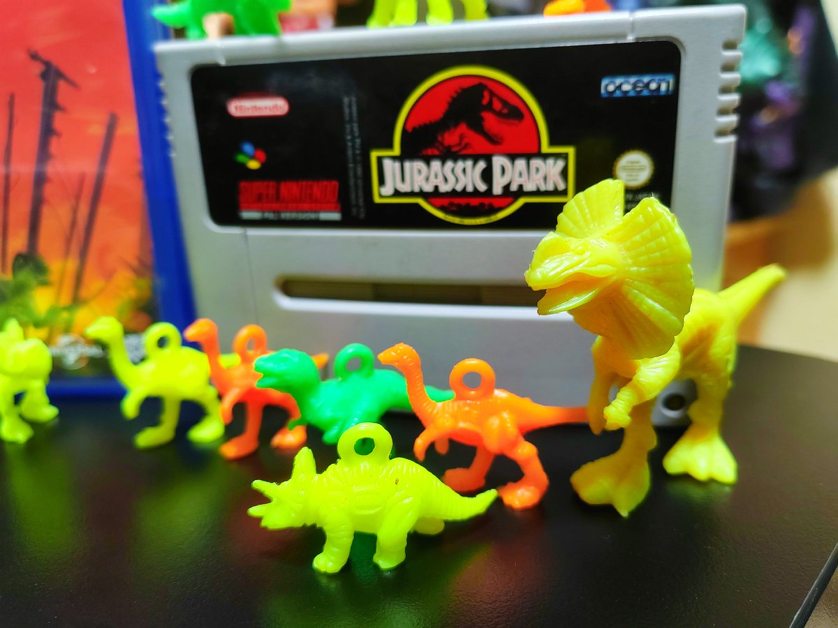 Pixel_2_Pixel's tweet photo. Más de 30 años separan este cartucho de #JurassicPark 🦖 del recopilatorio de sus juegos más viejunos que llega por aquí gracias a los amigos de @MeridiemGames.
Las figuritas juraría que las regalaban con bolsas de picoteo de #Matutano 🍿 https://t.co/pAazIsNEIp