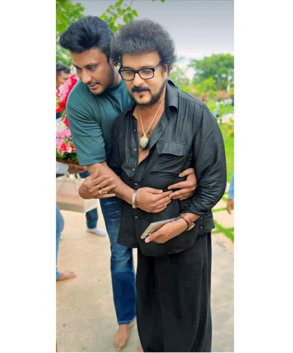 BhumiPutraa_246's tweet photo. Today Exclusive Pic 💥✨
BOSS With CrazyStar Ravi Chandran Sir 😍❤

Follow - @BhumiputraD56 

@dasadarshan 👑 | #DBoss | #BossOfSandalwood 
#BoxOfficeSulthan | #DevilTheHero | #DArmy https://t.co/sMpEP6J5vN