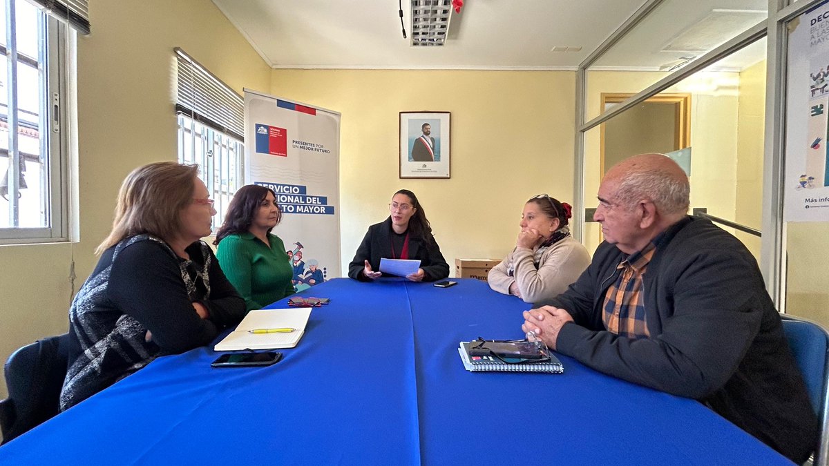 SenamaAtacama's tweet photo. SENAMA Atacama en conjunto con representantes del Consejo Asesor de Mayores y personas mayores de organizaciones, participaron del Acta de Apertura Pública de proyectos Autogestionados del Fondo Nacional del Adulto Mayor 2024. 🤗 https://t.co/eYoUv1Z1dl