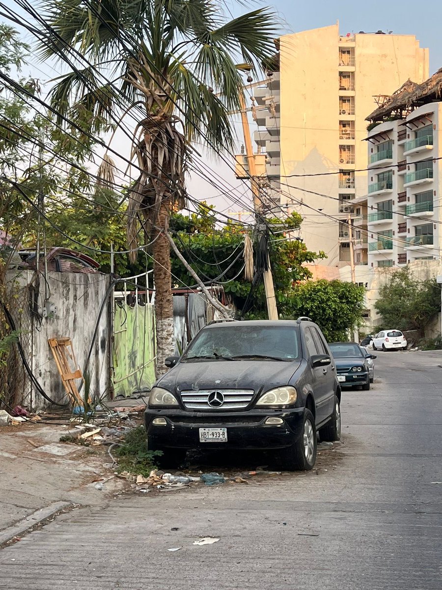 juanphdez's tweet photo. Estos vehículos en calidad de chatarra se ubican en calle Pedro Andrés Sufrend, entre calles Comandante Bouganville y Monterrey, Fracc. Costa Azul, C.P. 39850. @AcCostaazul @vivecostazul @AbelinaLopezR @AcapulcoGob @ServPubAcapulco @EvelynSalgadoP #RenéReyesHerrera https://t.co/Cjj1B8e47t