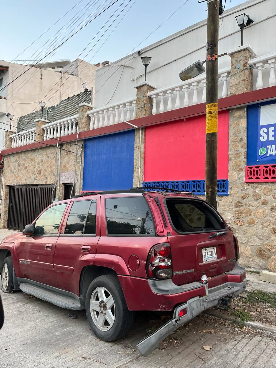 juanphdez's tweet photo. Estos vehículos en calidad de chatarra se ubican en calle Pedro Andrés Sufrend, entre calles Comandante Bouganville y Monterrey, Fracc. Costa Azul, C.P. 39850. @AcCostaazul @vivecostazul @AbelinaLopezR @AcapulcoGob @ServPubAcapulco @EvelynSalgadoP #RenéReyesHerrera https://t.co/Cjj1B8e47t