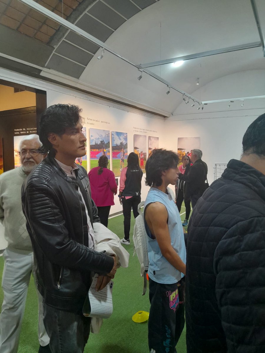 Tuve el placer de inaugurar la exposicion Sport Friendly ⚽🏈 de <a href="/EmilienBuffard/">Emilien Buffard</a> y Champion.ne.s ￼🥇en la <a href="/AFquito/">Alianza Francesa Quito</a>

El deporte es vector de inclusion 🦿♿️ y abre el camino a los valores olímpicos de <a href="/Paris2024/">Paris 2024</a> 

🇫🇷🫱🏻‍🫲🏼🇪🇨