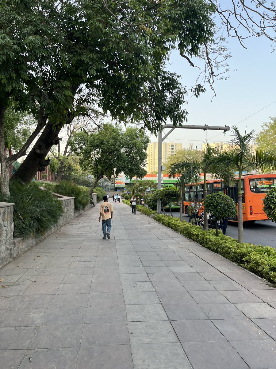 bhaumikgowande's tweet image. 📍Minto Bridge, Cannought Place

Look at the size of footpath here by Minto Bridge connecting to Cannought Place. Its also free from any encroachment. That's #Delhi Administration for you. 
Also look at the number of Buses plying. #BusBus🚌