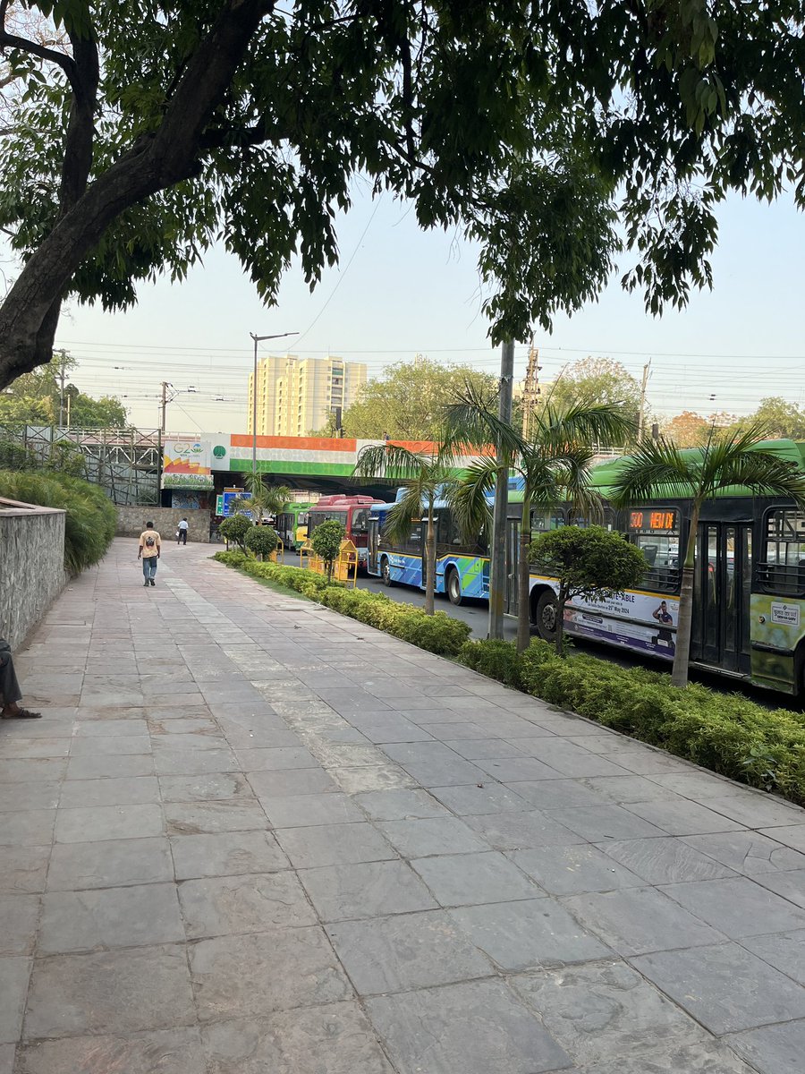 bhaumikgowande's tweet image. 📍Minto Bridge, Cannought Place

Look at the size of footpath here by Minto Bridge connecting to Cannought Place. Its also free from any encroachment. That's #Delhi Administration for you. 
Also look at the number of Buses plying. #BusBus🚌