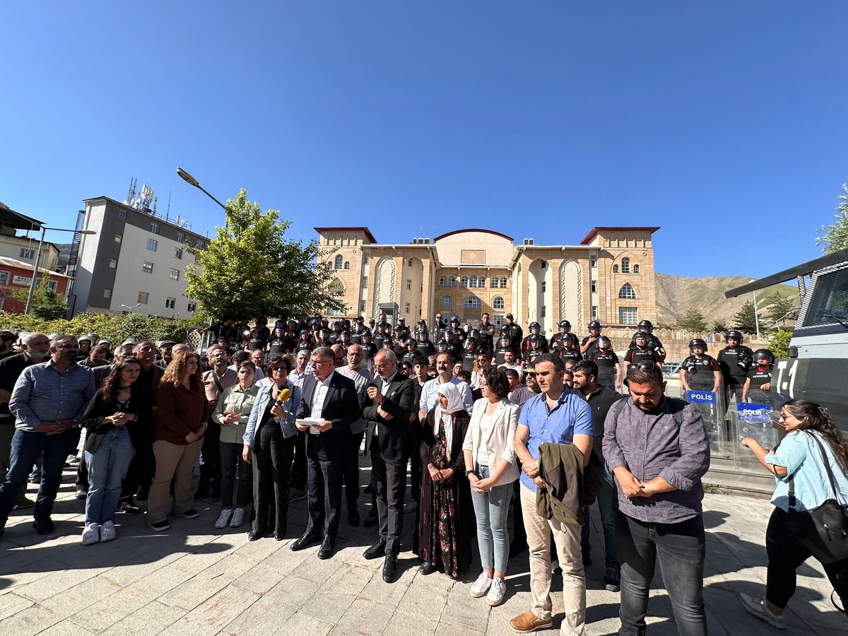 İradesine kayyım atanan Hakkâri halkına dayanışma ziyaretinde bulunduk.  
 Şehri ablukaya alan, demokratik hak arayışına engel olan kayyımcı politikaları kabul etmiyoruz.
<a href="/KESK1995/">KESK</a>
<a href="/disk_sube/">DİSK GENEL-iŞ ŞIRNAK ŞUBE</a> <a href="/KESK_73/">Şırnak KESK</a> <a href="/egitimsen/">Eğitim Sen</a> <a href="/sesgenelmerkezi/">SES Genel Merkezi</a> @03af549 <a href="/zulkufgunesh/">Zülküf Güneş</a> @Egitimsen30