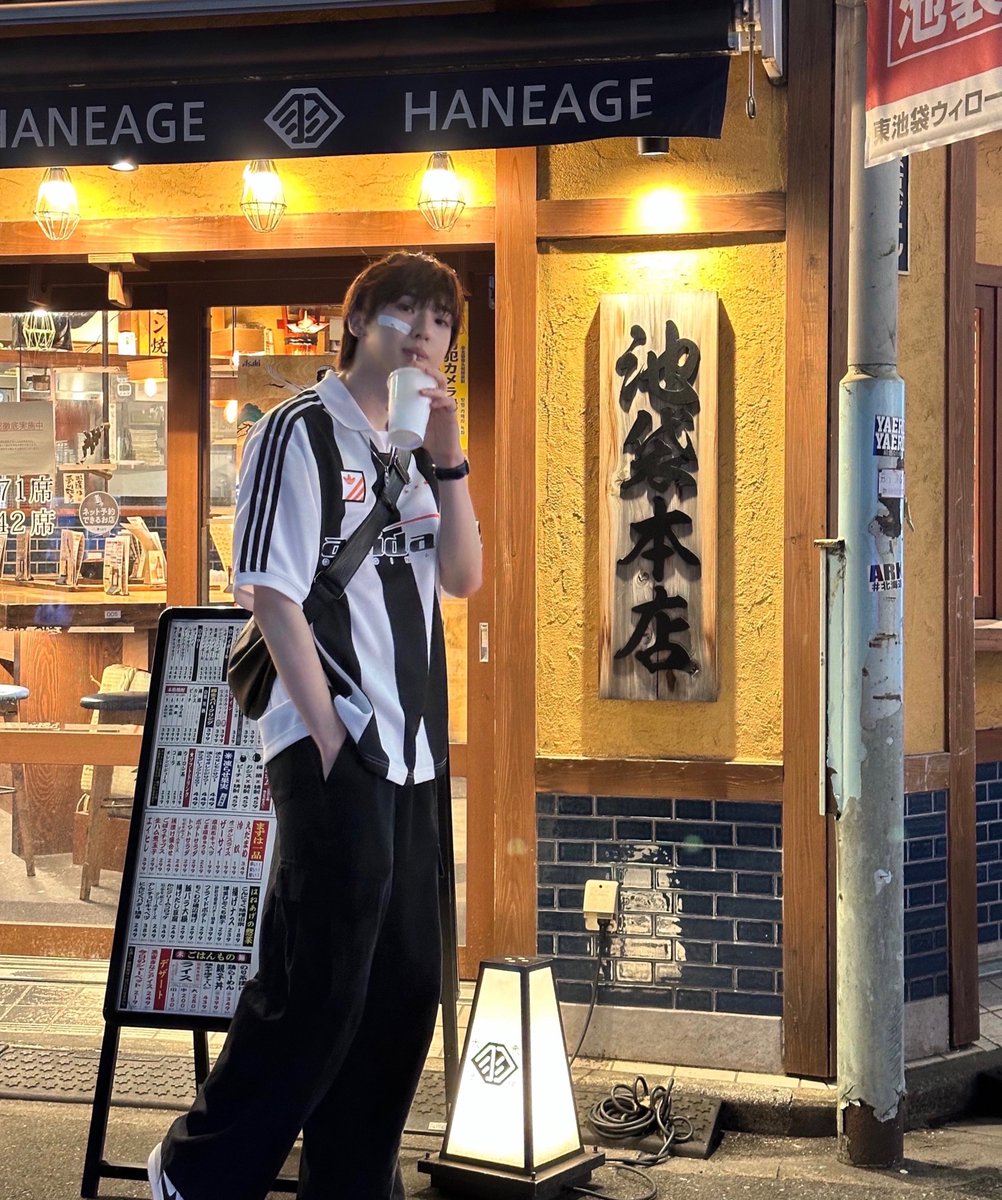 XODIAC_MEMBERS's tweet photo. [#다빈] 

#오늘의_다빈핏
月がきれいだね 🥤➰🤍

#XODIAC #소디엑 #DAVIN #다빈 https://t.co/GfQ95VOFMc