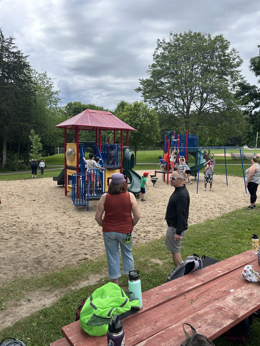 Both Mme.Pauze and Mrs.Jones classes are loving the park today! 😎☀️@Mundysp <a href="/SCDSB_Schools/">Simcoe County District School Board</a>