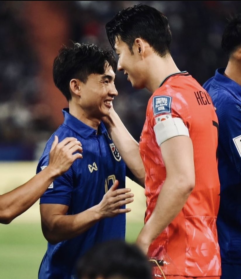 Rhythm_ndBlue's tweet photo. #บอลไทย ยังมีโอกาสเข้ารอบนะ

เงื่อนไขคือไทยต้องชนะสิงคโปร์ 2 ลูก+
และจีนต้องแพ้เกาหลี 2 ลูก+

ซึ่งมีโอกาส เพราะไทยเก่งกว่าสิงคโปร์
ถ้าไม่ผิดฟอร์ม เราชนะได้แน่

ส่วนจีนแพ้เกาหลีแน่ เกาหลีไม่การละครหรอก คือเกาหลีไม่ชอบจีน คนเกาหลีบอกอยากให้ไทยเข้ารอบมากกว่า ฝากซนฮึงมินยิงจีนหน่อย🤣

ที่บอกเกาหลีจะไม่ยอมอ่อนให้จีน เพราะเกาหลีมีความแค้นทางประวัติศาสตร์กับจีนมานานแล้ว เกาหลีเกลียดจีนมาก ไม่มีทางช่วยจีนแน่นอน และนัดนี้เกาหลีจะเล่นในบ้านด้วย เกาหลีไม่มีทางอ่อนข้อให้จีนแน่ แม้เกาหลีจะเข้ารอบแล้ว แต่เกาหลีต้องชนะเพื่อเอาใจแฟนบอล และในทางทฤษฎี เกาหลีเหนือกว่าจีนมาก นัดแรกเกาหลีถล่มจีน 3-0 ยังไงจีนก็ไม่มีทางชนะเกาหลีค่ะ

และขึ้นอยู่กับไทยแล้ว... เราต้องทำให้ได้ ซึ่งเชื่อว่าไทยเราทำได้ ถ้าไม่ผิดฟอร์ม ไทยเหนือกว่าสิงคโปร์มาก ถ้าไทยไม่ผิดฟอร์ม เล่นตามมาตราฐานตัวเอง ยังไงไทยก็ชนะสิงคโปร์เกิน 2 ลูก ไทยเราคือเบอร์ 1 อาเซียนนะ สู้โว้ยยยย

ถ้าผลเป็นไปตามนี้ ไทยจะคะแนนเท่ากับจีน แต่ลูกได้เสียดีกว่าจีน จะทำให้ได้อันดับ 2 ของกลุ่ม เข้ารอบบอลโลกรอบคัดเลือกตามเกาหลีไป

ทำให้ได้สู้ๆ ถีบนังจีนโอนสัญชาติให้ตกรอบไปเลยยยยยยย