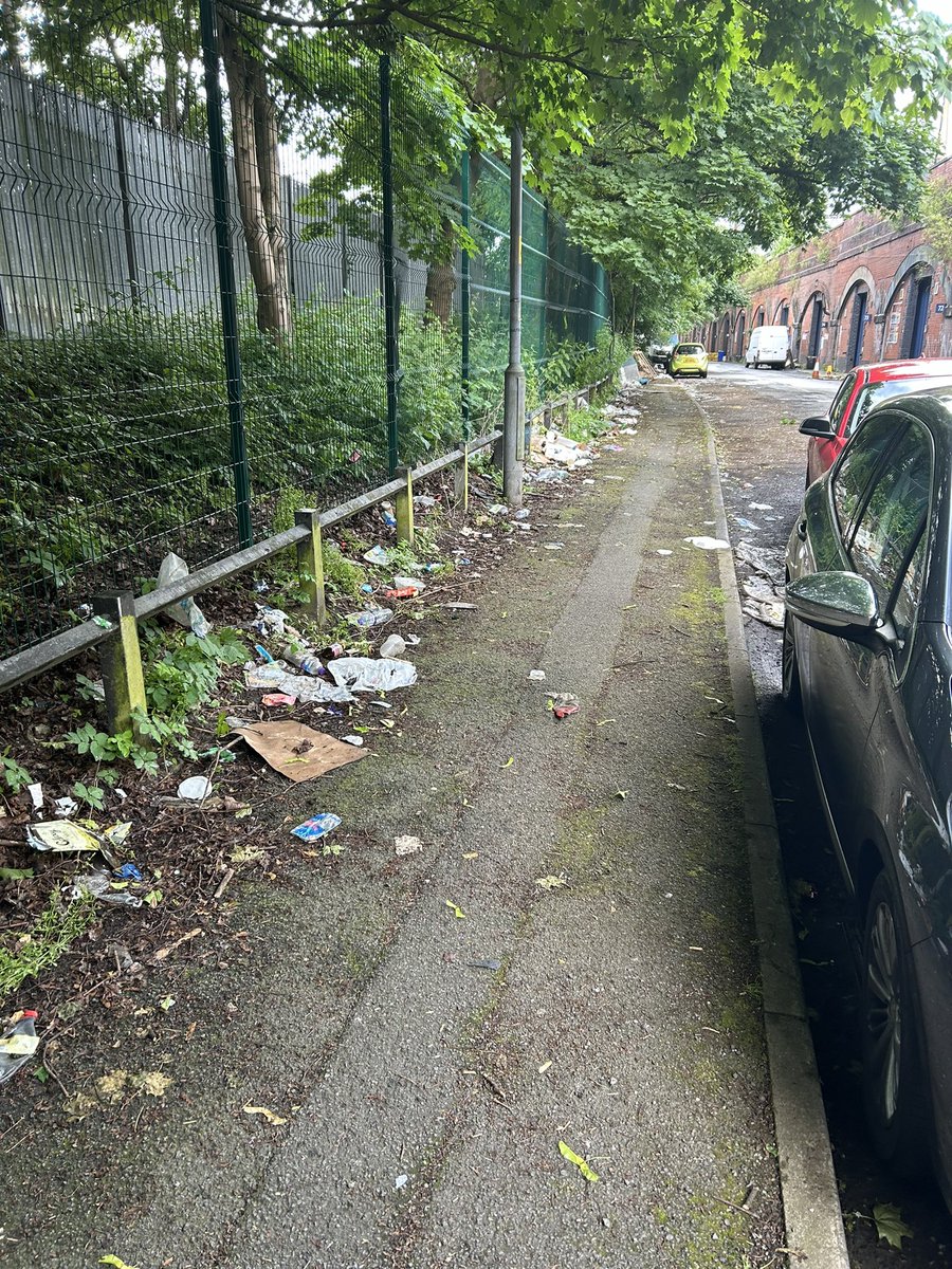 sidsidsam's tweet photo. @ManCityCouncil @AndyBurnhamGM 
Permanent excess of rubbish on Temperance Street off Devonshire Street North, Mcr. I park here most days and it’s v unpleasant. Can something be done about this? https://t.co/uFKGmSq8G1
