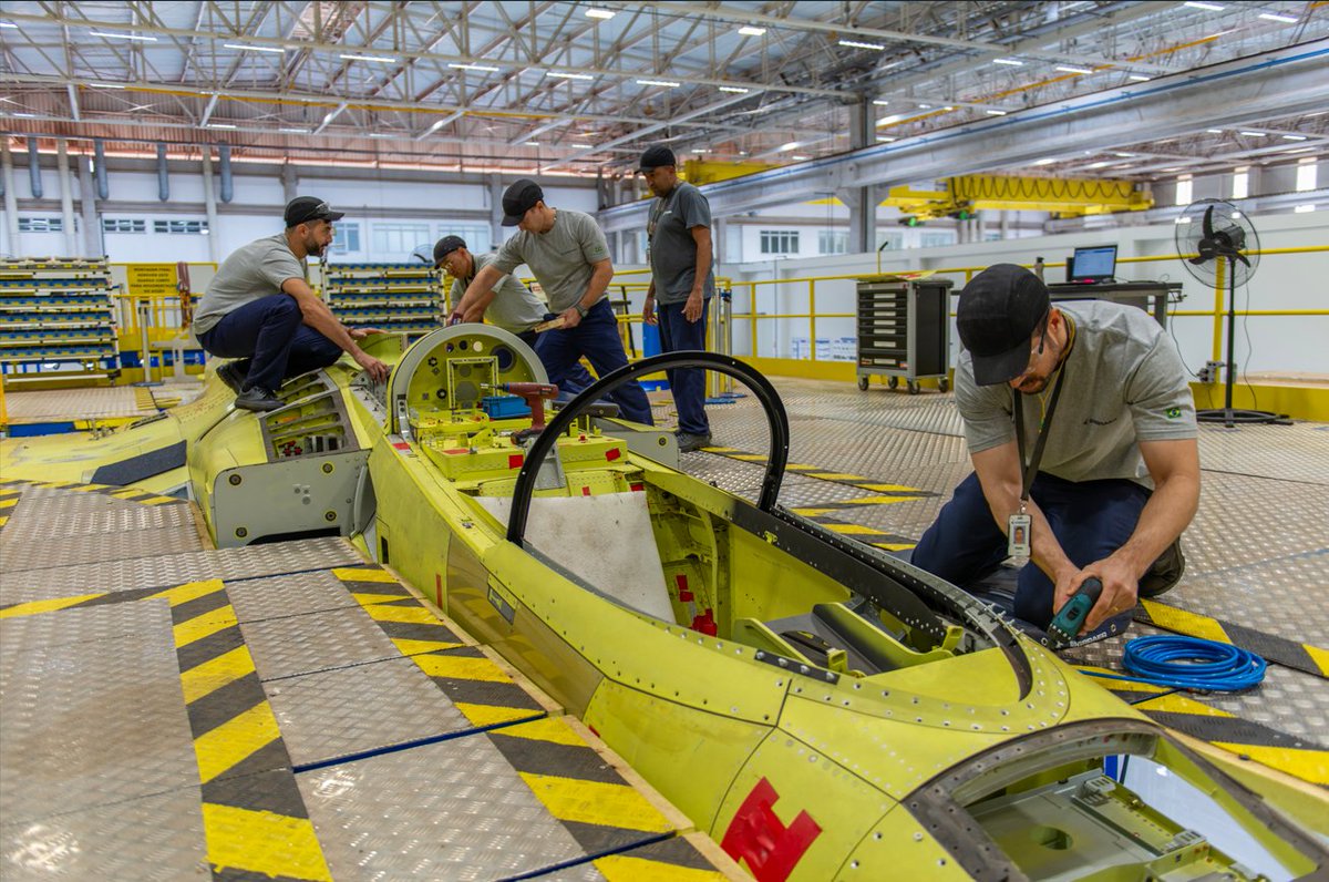 saabdobrasil's tweet photo. Mais um importante marco alcançado no #ProgramaGripen! 🇧🇷🚀
A primeira aeronave produzida na linha de produção na @Embraer, em Gavião Peixoto (SP), concluiu sua fase inicial e agora segue para a montagem final.
Saiba mais acessando: https://t.co/icWBVh3V5c
#Gripen #F39 #Saab #Embraer