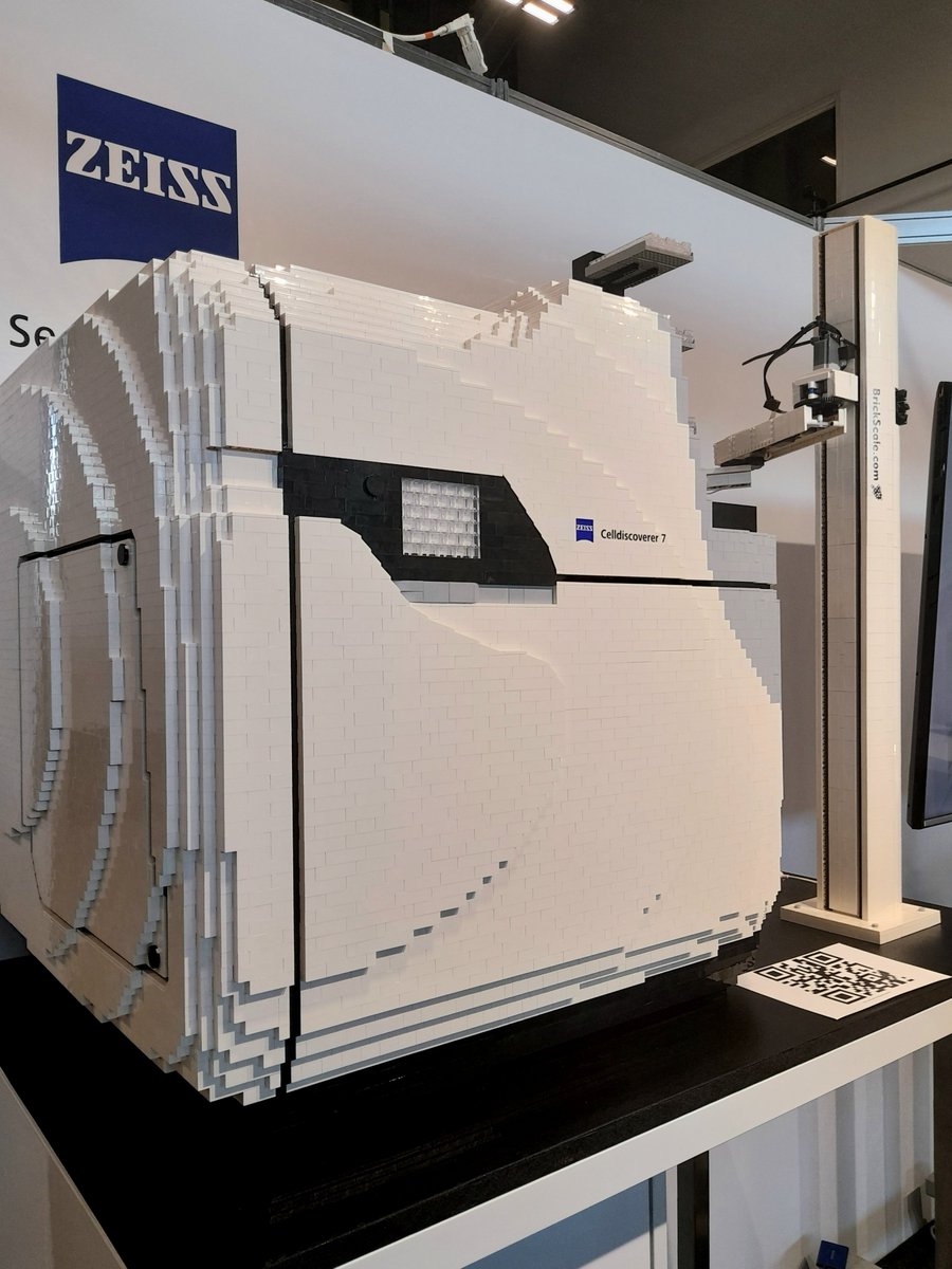 Floored by the full size <a href="/zeiss_micro/">ZEISS Microscopy</a> Lego microscope at #elmi2024 🤩