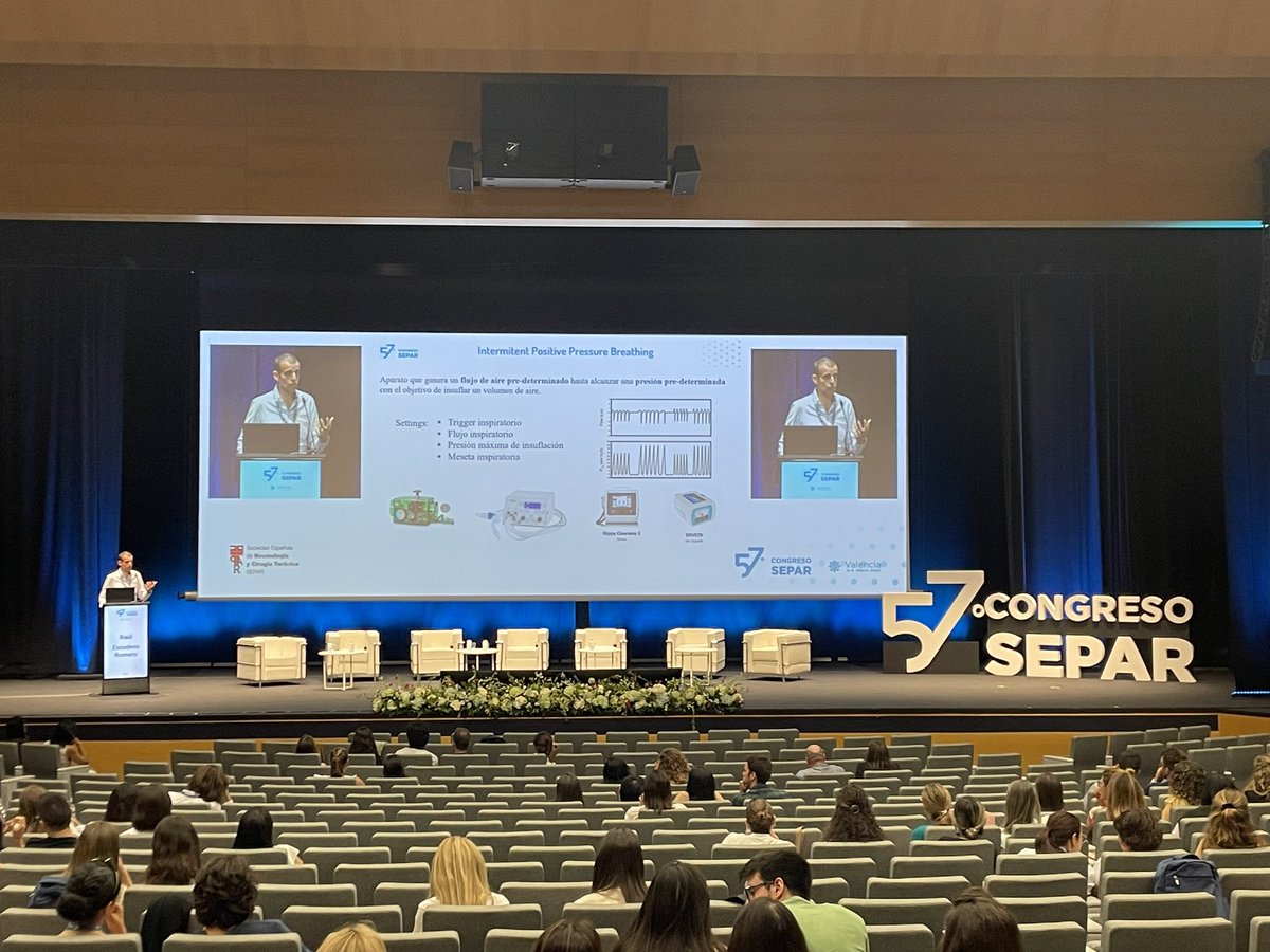 FISIOSEPAR's tweet photo. Nuestro compañero @Raul_EscuderoR imparte una clase magistral sobre el uso de los asistentes de Tos aplicado en el tratamiento de fisioterapia respiratoria en patología neuromuscular 
#57congresoSEPAR https://t.co/Vj4Dq5Fn7R