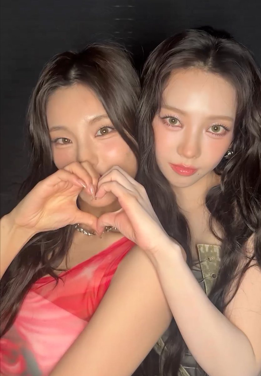 yejigallery's tweet photo. YEJI AND KARINA https://t.co/hXFXUaTCya