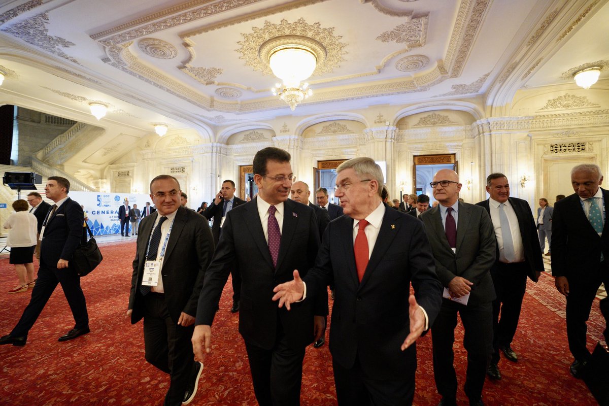 zaman_ro's tweet photo. Primarul din #Istanbul, #Ekremİmamoğlu, a venit la #București pentru Adunare Generală a Comitetului Olimpic European. 
#İmamoğlu și președintele #COE, #ThomasBach, au redeclarat intenția de a organiza #JocurileOlimpice din #2036 la Istanbul.
@olympicromania https://t.co/BO9g4HpY8U