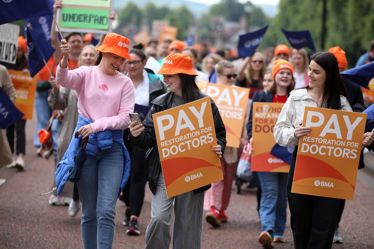 BMA_NIRDC's tweet photo. JUNIOR DOCTOR STRIKE- 48 HOURS ⏰

Junior doctors from across Northern Ireland united this morning on day one of their latest strike, at Stormont. Calling for urgent action to reverse years of below inflation pay rises.

Massive thank you to the HUNDREDS that joined us!✊ https://t.co/rJNkisDgbs