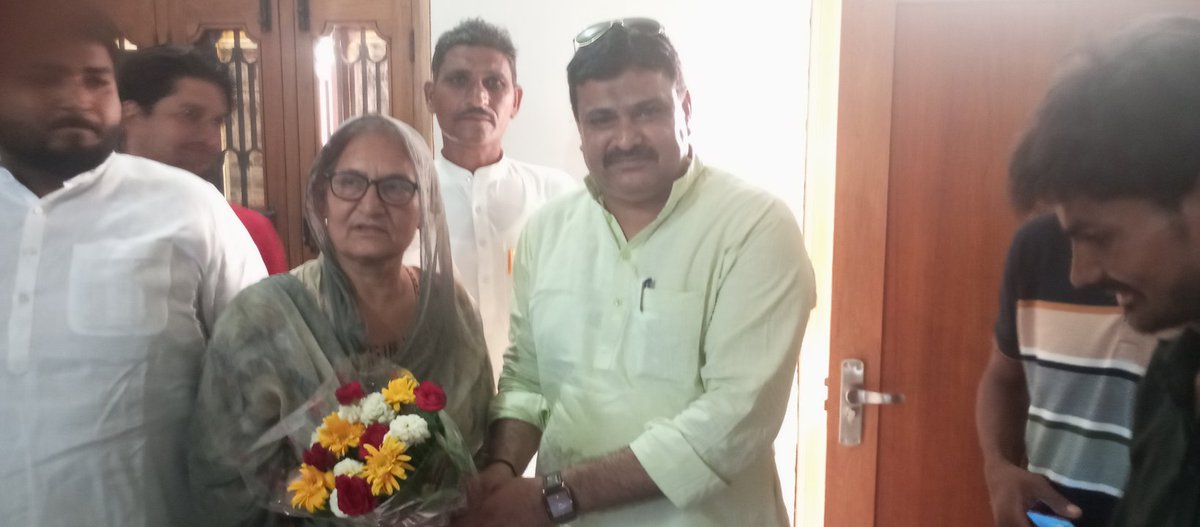 Sikandar Ali Gaur (@sikanda32393575) on Twitter photo कैराना पहुंचकर अपने लीडर स्व.चौ. मुन्ववर हसन जी की कब्र पर पहुंचकर फ़ातिहा पढ़कर दुआ मगफिरत की और कैराना से नव निर्वाचित संसद सदस्य इकरा मुन्ववर हसन जी से मिलकर उन्हें मुबारक बाद पेश की और उनके उज्ज्वल भविष्य की कामना की
@Iqra_Munawwar_
@Iqrahasan_
<a href="/yadavakhilesh/">Akhilesh Yadav</a>
<a href="/dimpleyadav/">Dimple Yadav</a> कैराना पहुंचकर अपने लीडर स्व.चौ. मुन्ववर हसन जी की कब्र पर पहुंचकर फ़ातिहा पढ़कर दुआ मगफिरत की और कैराना से नव निर्वाचित संसद सदस्य इकरा मुन्ववर हसन जी से मिलकर उन्हें मुबारक बाद पेश की और उनके उज्ज्वल भविष्य की कामना की
@Iqra_Munawwar_
@Iqrahasan_
<a href="/yadavakhilesh/">Akhilesh Yadav</a>
<a href="/dimpleyadav/">Dimple Yadav</a>
