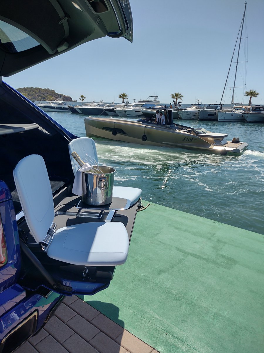 ColinOverland's tweet photo. Living someone else's best life with the Rolls-Royce Cullinan in Ibiza. My review of the new Series II Black Badge version on @CARmagazine now: https://t.co/vIyqAbUBFF https://t.co/gYyAFiby0L