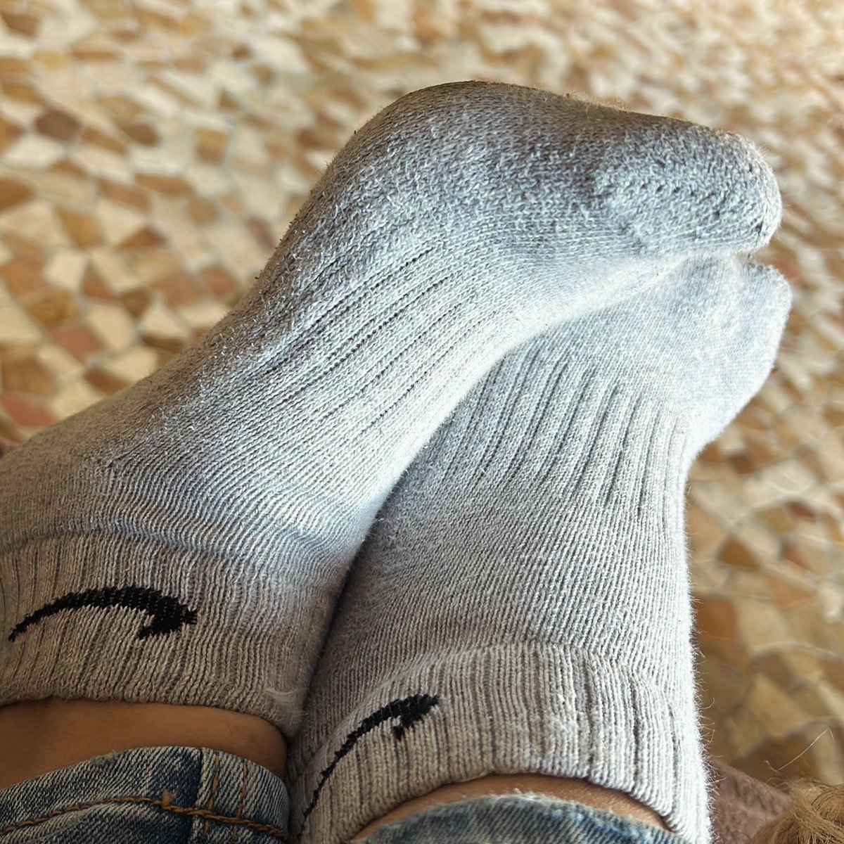 alinebohmer's tweet photo. Meine Nike Socken lassen sich nicht von alleine bezahlen! Also Blech für mich du Hund! #Feet #socken #socks #slave #moneyslave https://t.co/e46CrCKZlV