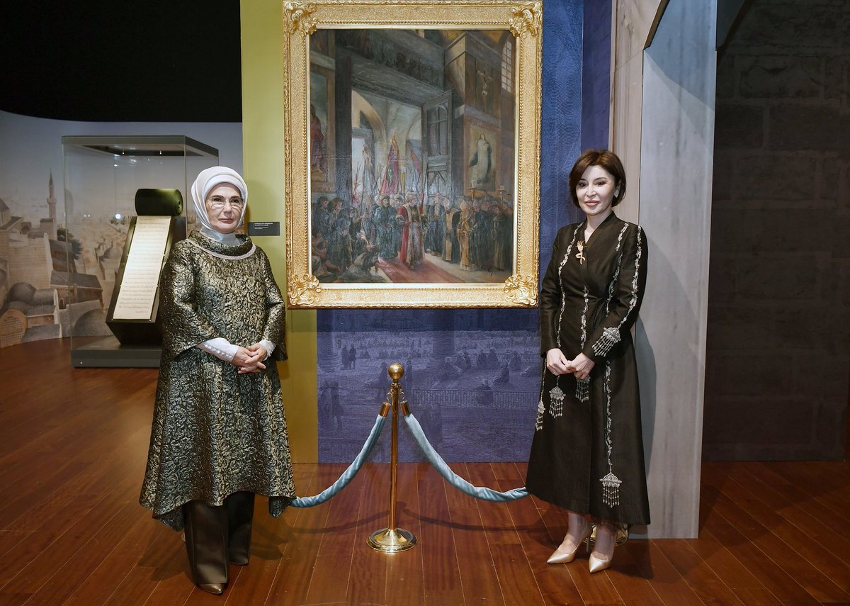 EmineErdogan's tweet photo. Özbekistan Devlet Başkanı’nın eşi, değerli dostum Ziroat Mirziyoyeva Hanımefendi’yi ülkemizde ağırlamaktan memnuniyet duydum.

Cumhurbaşkanlığı Millet Kütüphanesi’ni ziyaret ederek, geleneklerimizin zarafetini ve sanatımızın derinliğini gözler önüne seren Köklerden Gelen Miras Sergisi’ni gezdik.

Olgunlaşma Enstitülerimizin ürettiği Türk dokuma kültürünün eşsiz parçalarını hayranlıkla inceledik. 

İstanbul’un Fethi’nin 571. yıl dönümüne özel hazırlanan Fatih Sultan Mehmet Sergisi’nde ise büyük bir hükümdarın mirasına tanıklık etmenin heyecanını paylaştık. 

Kütüphanemizin kitap hazinesine hediye ettikleri çok kıymetli eserler için de Ziroat Mirziyoyeva Hanımefendi’ye teşekkür ediyorum.

Her bir nadide kitabın, Özbekistan ile kadim dostluğumuzun bir nişanesi olarak geleceğe aktarılacağını temenni ediyorum.