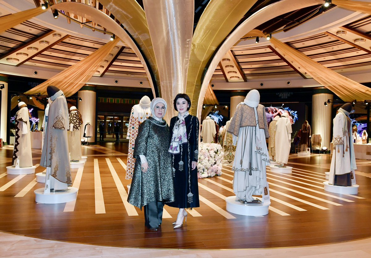 EmineErdogan's tweet photo. Özbekistan Devlet Başkanı’nın eşi, değerli dostum Ziroat Mirziyoyeva Hanımefendi’yi ülkemizde ağırlamaktan memnuniyet duydum.

Cumhurbaşkanlığı Millet Kütüphanesi’ni ziyaret ederek, geleneklerimizin zarafetini ve sanatımızın derinliğini gözler önüne seren Köklerden Gelen Miras Sergisi’ni gezdik.

Olgunlaşma Enstitülerimizin ürettiği Türk dokuma kültürünün eşsiz parçalarını hayranlıkla inceledik. 

İstanbul’un Fethi’nin 571. yıl dönümüne özel hazırlanan Fatih Sultan Mehmet Sergisi’nde ise büyük bir hükümdarın mirasına tanıklık etmenin heyecanını paylaştık. 

Kütüphanemizin kitap hazinesine hediye ettikleri çok kıymetli eserler için de Ziroat Mirziyoyeva Hanımefendi’ye teşekkür ediyorum.

Her bir nadide kitabın, Özbekistan ile kadim dostluğumuzun bir nişanesi olarak geleceğe aktarılacağını temenni ediyorum.