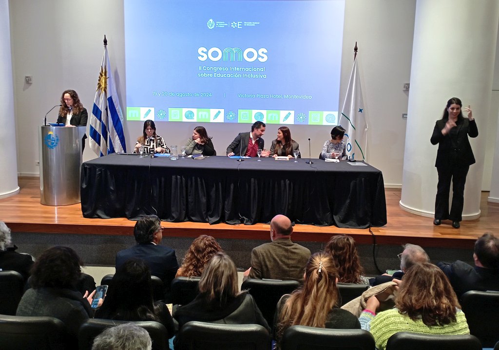 DiscapacidadUy's tweet photo. #Ahora | La directora de Discapacidad, @karensass, participa en representación del @midesuy, en el acto de lanzamiento de "Somos: II Congreso Internacional sobre Educación Inclusiva".

📍 Torre Ejecutiva. https://t.co/uOss05siCg