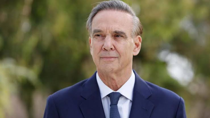 Hay que descartar a todos estos parásitos.
Este personaje nefasto vive hace 42 años de los trabajadores. 
Hablan de democracia pero solo defienden sus privilegios de casta. 
En 2025 se les termina el curro.