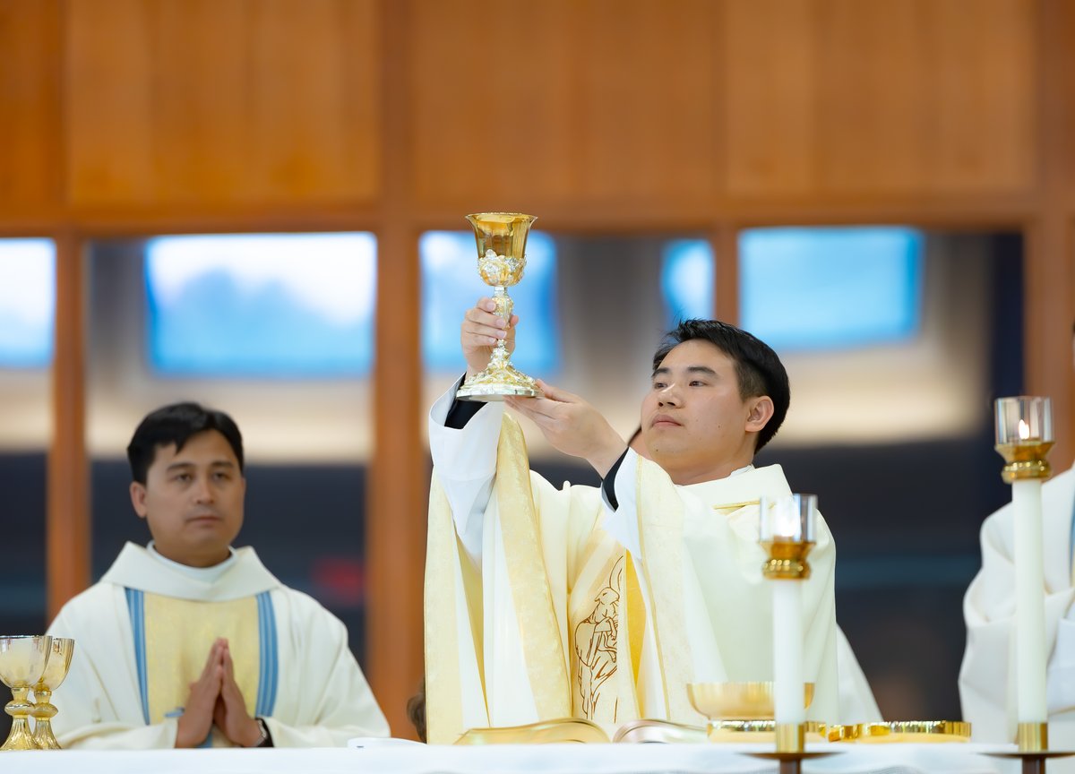 ArchlouVocation's tweet photo. New priests (Fr Kenny, Fr Matthew, Fr Michael, Fr Van & Fr Yen) for ArchLou celebrated masses of thanksgiving on June 1 or June 2. Fr Van & Fr Yen will each celebrate mass of thanksgiving at their home parish in Vietnam with Archbishop Fabre. #louisvillevocaitons #HolyPriests https://t.co/4EXne3zzkD