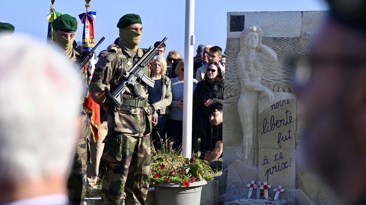 MarineNationale's tweet photo. #DDay80 | À Ouistreham, hommage des fusiliers marins et commandos Marine aux 177 marins du 1er bataillon de fusiliers marins commandos mené par Philippe Kieffer en 1944. Ils faisaient partie de la première vague d’assaut sur Sword Beach. https://t.co/rIb4zQDoFj