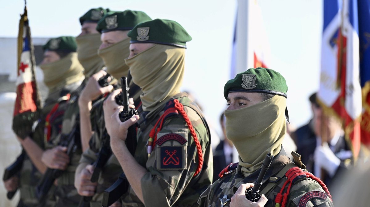 MarineNationale's tweet photo. #DDay80 | À Ouistreham, hommage des fusiliers marins et commandos Marine aux 177 marins du 1er bataillon de fusiliers marins commandos mené par Philippe Kieffer en 1944. Ils faisaient partie de la première vague d’assaut sur Sword Beach. https://t.co/rIb4zQDoFj