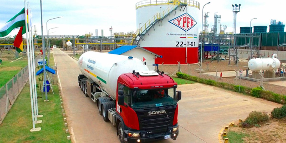 ahora_elpueblo's tweet photo. #Economía | ⛽️✅ Desde la Planta de Almacenaje de Hidrocarburos de Senkata (El Alto), el gerente de Planificación de YPFB, Danny Roca, explicó que desde el miércoles se desplazan unas 700 cisternas en todo el país.
https://t.co/h6sXHW5boC https://t.co/7xfCPmHDgf
