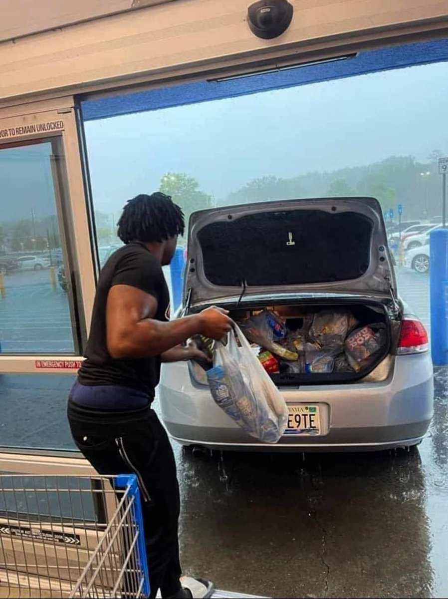 Fwhenii's tweet image. When I say pull the car up to Walmart front door this what I mean 😂😂