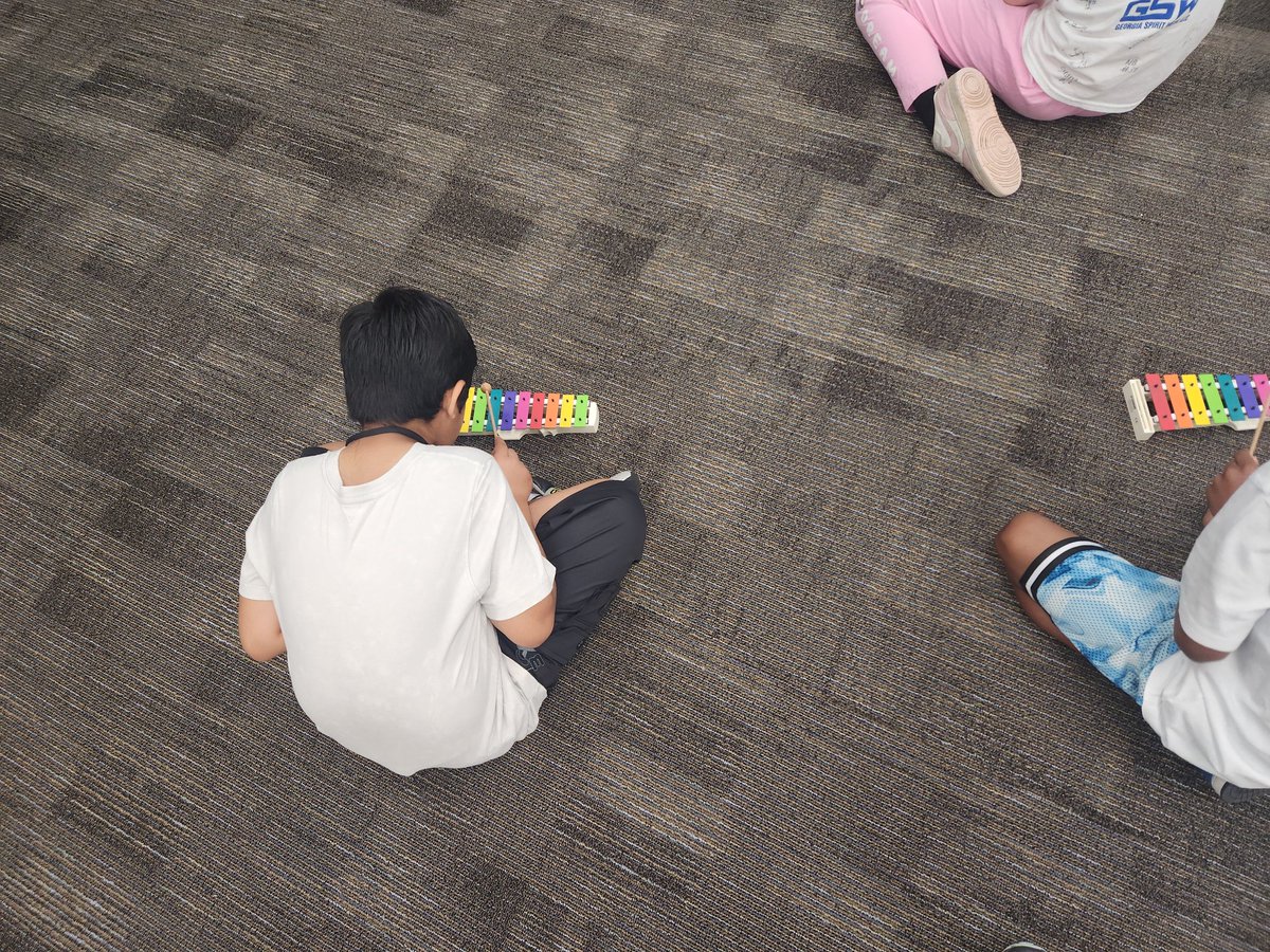 EagerEducator's tweet photo. Music class at Camp Little Scholars . Campers learned to play "Twinkle, Twinkle, Little Star." #ncss https://t.co/TWLErRLt58