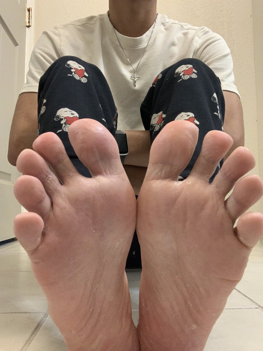 LJuliooo's tweet photo. Something something, giant boi feet. Uhhh smooches please https://t.co/8E6w6gQ9Q0