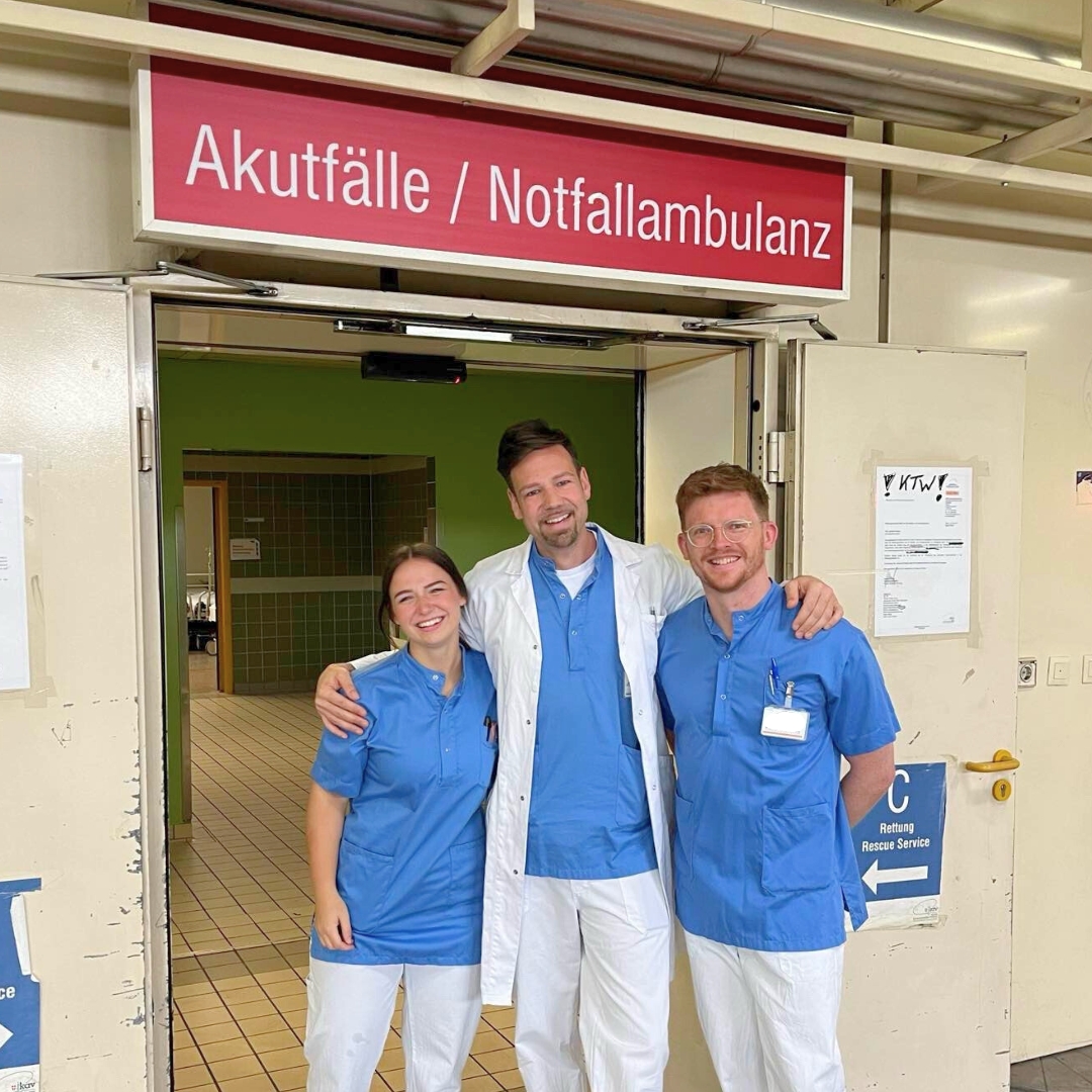 wiengesundheit's tweet photo. Deutsche Notfallsanitäter*innen lernen #Notfallambulanz der Klinik Donaustadt kennen! ⛑️🚑
Eine einzigartige #Kooperation zwischen dem Wiener Gesundheitsverbund und Erasmus + ermöglicht den Auszubildenden bereits zum zweiten Mal den länderübergreifenden Austausch. https://t.co/OMEdEw1CKD